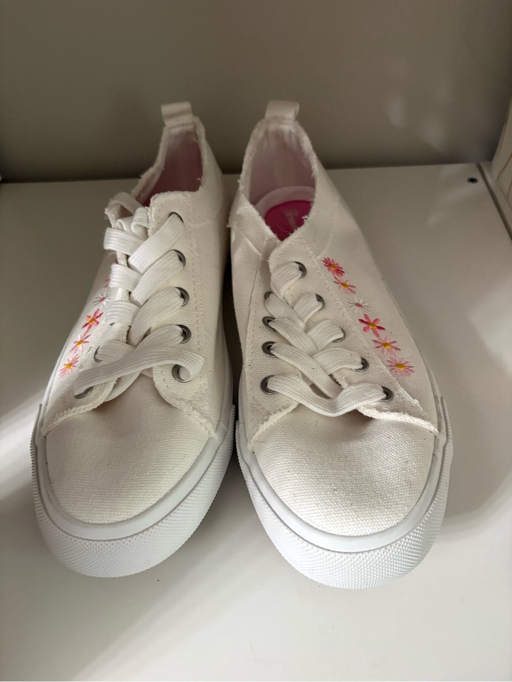 Tommy Bahamas Women’s White Canvas Sneakers with Pink floral Embroidery - Picture 2 of 7